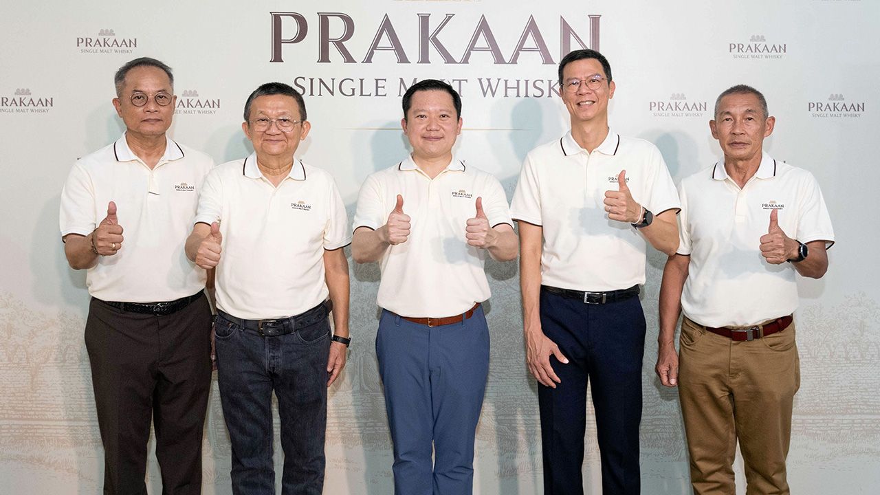 ของไทย ฐาปน สิริวัฒนภักดี เปิดตัว “PRAKAAN” ซิงเกิลมอลต์วิสกี้แบรนด์แรกของไทยให้ดื่มด่ำสุนทรีสัมผัสไม่อาจลืม โดยมี ประภากร ทองเทพไพโรจน์, ดร.พิษณุ วิเชียรสรรค์, ปราโมทย์ หรรษมนต์ และ พีรยุทธ พลับพลึง มาร่วมงานด้วย ที่โรงงานผลิต จ.กำแพงเพชร วันก่อน.