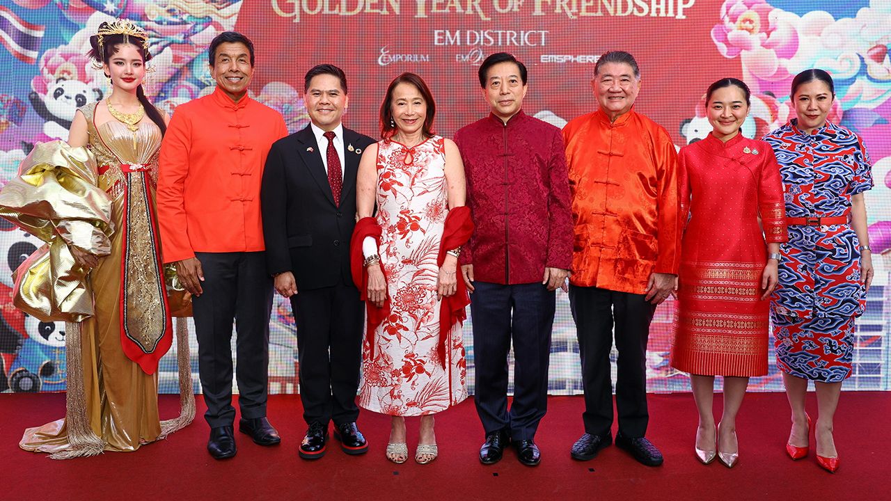 ไทย–จีน ภูมิธรรม เวชยชัย และ หาน จื้อเฉียง เปิดงาน “EM DISTRICT THE GOLDEN YEAR OF FRIENDSHIP” ฉลองตรุษจีนและครบรอบ 50 ปี ความสัมพันธ์ไทย-จีน โดยมี วราวุธ ศิลปอาชา, ฐาปนีย์ เกียรติไพบูลย์ และ ศุภลักษณ์ อัมพุช มาร่วมงานด้วย ที่เอ็มควอเทียร์ วันก่อน.