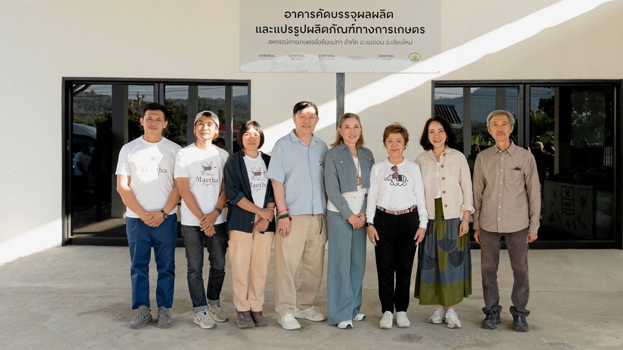 เกษตรอินทรีย์ - ศ.ดร.สุทธิพันธ์ จิราธิวัฒน์, ยุวดี จิราธิวัฒน์ และ พิชัย จิราธิวัฒน์ พร้อมด้วยคณะ กก.บรรษัทภิบาลและการพัฒนาเพื่อความยั่งยืนและคณะ กก.บริษัทเซ็นทรัล รีเทล คอร์ปอเรชั่น ไปเยี่ยมชมชุมชนเกษตรอินทรีย์วิถีชีวิตยั่งยืนแม่ทา ที่ อ.แม่ออน จ.เชียงใหม่ วันก่อน.