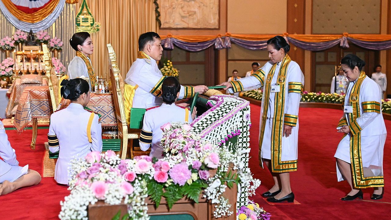 พระบาทสมเด็จพระเจ้าอยู่หัว และ สมเด็จพระนางเจ้าฯ พระบรมราชินี เสด็จฯไปพระราชทานปริญญาบัตรแก่ผู้สำเร็จการศึกษาจากมหาวิทยาลัยสุโขทัยธรรมาธิราช ประจำปีการศึกษา 2565 ณ มหาวิทยาลัยสุโขทัยธรรมาธิราช เมื่อวันที่ 19 มกราคม.