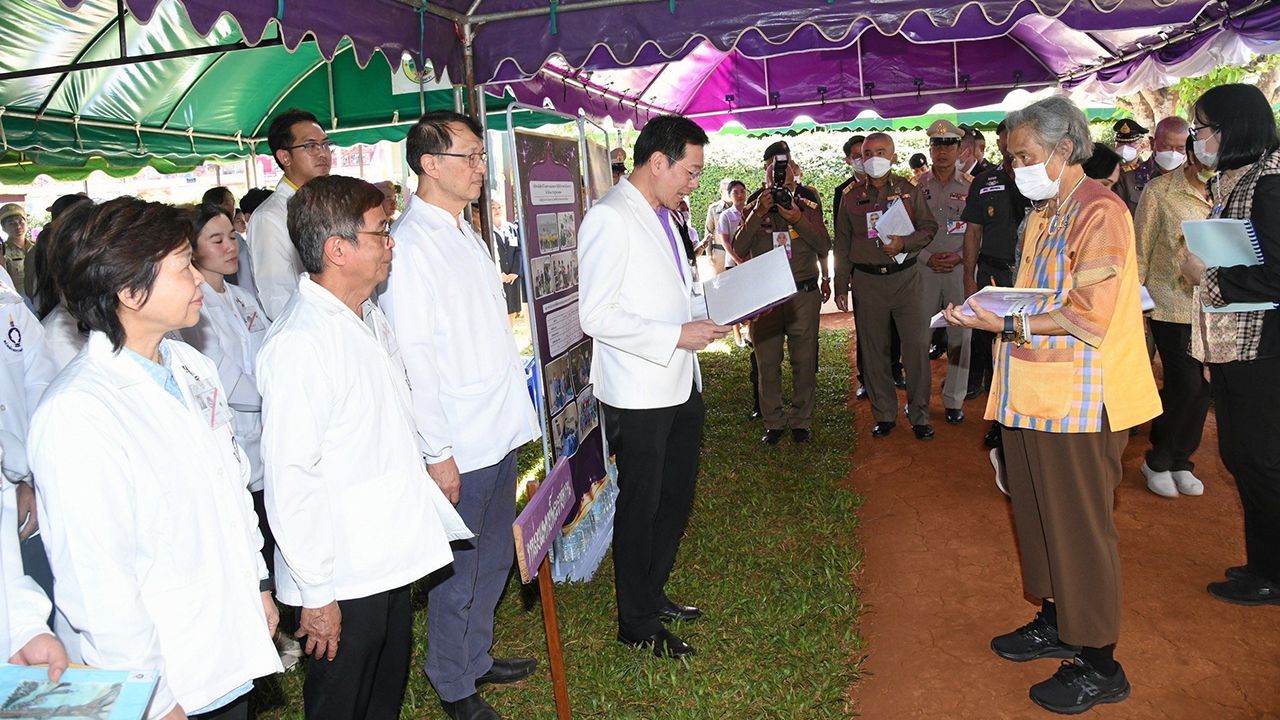 สมเด็จพระกนิษฐาธิราชเจ้า กรมสมเด็จพระเทพรัตนราชสุดาฯ สยามบรมราชกุมารี เสด็จพระราชดำเนินไปทรงเยี่ยมโรงเรียนตำรวจตระเวนชายแดน บ้านแม่กลองคี และโรงเรียนโมโกรวิทยาคม อำเภออุ้มผาง จังหวัดตาก เมื่อวันก่อน.