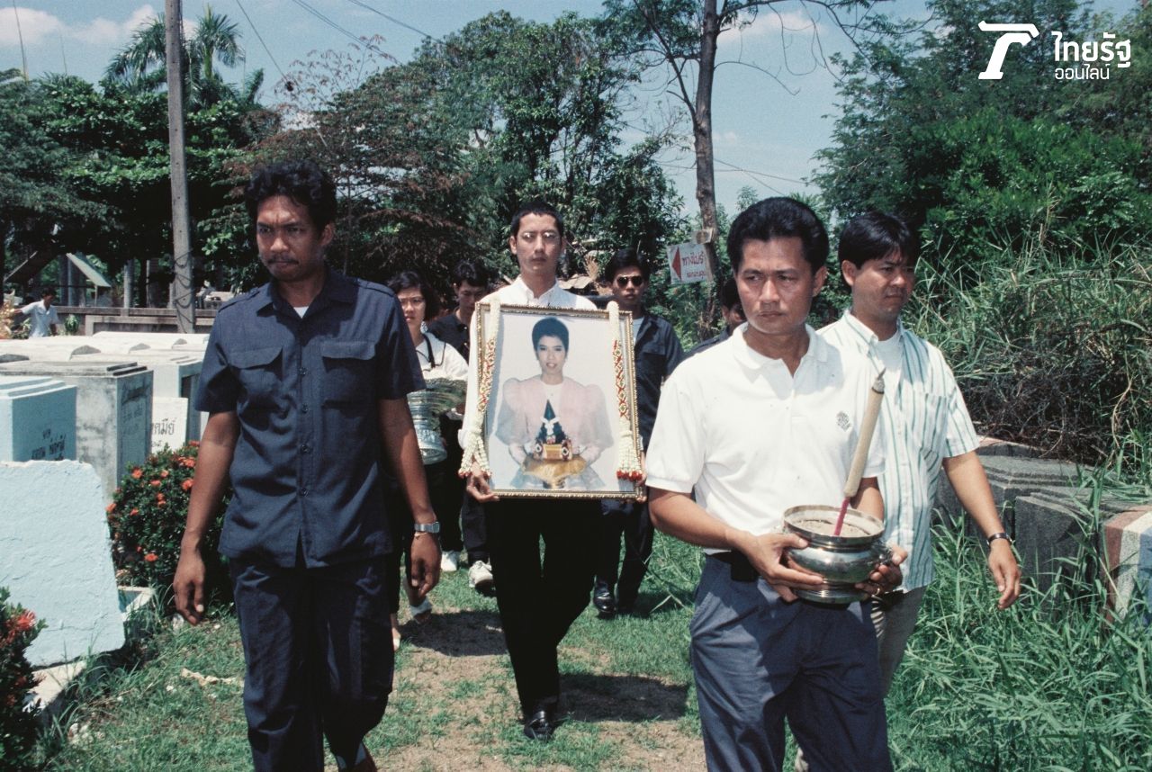 พ.ต.ท.สมาน สามีนัยนา และญาติพี่น้องของนัยนา ทำพิธีบรรจุศพ