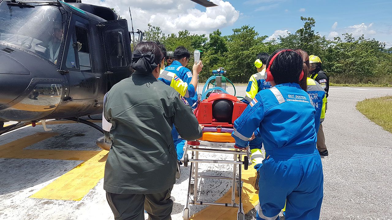 ผู้เข้าอบรมสาธิตการช่วยเหลือผู้ป่วยถึงขั้นตอนการนำตัวขึ้น-ลงเฮลิคอปเตอร์ เพื่อให้เข้าใจถึงวิธีปฏิบัติเมื่อต้องเผชิญกับเหตุการณ์จริงในการลำเลียงผู้ป่วย.