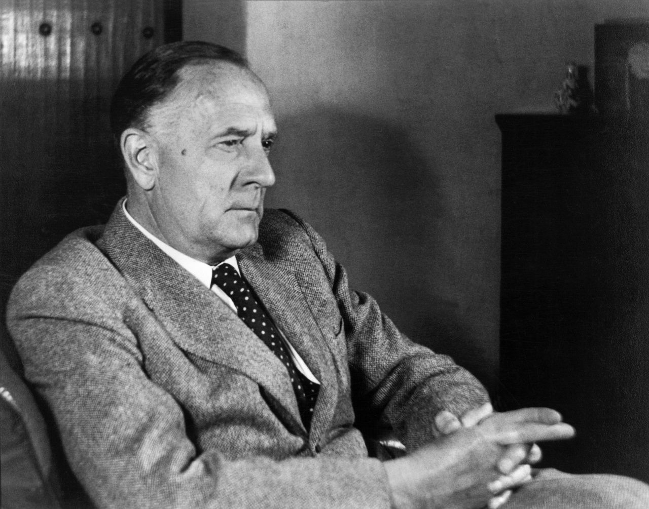 เอ็ดวิน ฮับเบิล ( Edwin Hubble ) 