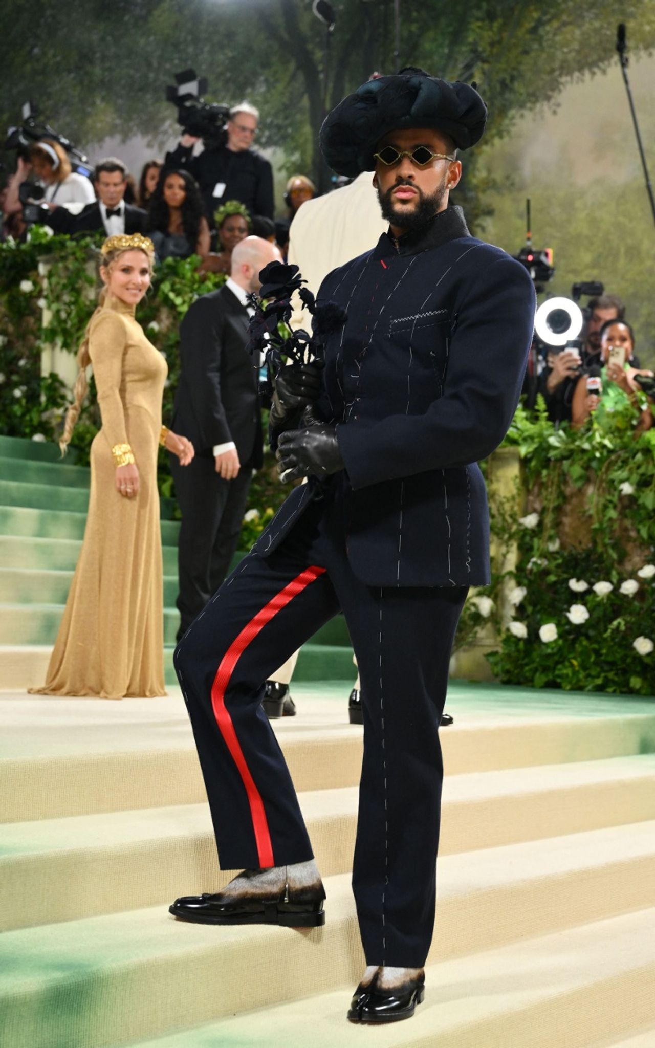 แบด บันนี่ ในชุดสูทของ Maison Margiela ที่รังสรรค์ให้เข้ากับธีมของงาน Met Gala 2024 (ภาพจาก AFP)