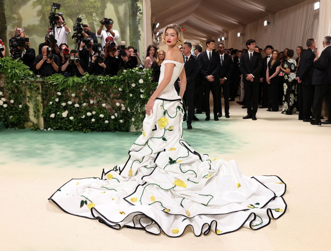 จีจี้ ฮาดิด ขาประจำของงาน Met Gala ปีนี้มาในชุดเดรสยาวสีขาวของ Thom Browne (ภาพจาก REUTERS)