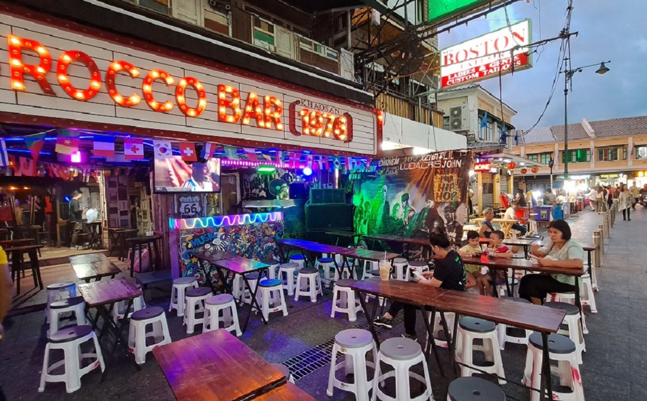 สถานบันเทิงในถนนข้าวสาร ประดับตกแต่งร้านด้วยธงทีมชาติฟุตบอลโลก 2022