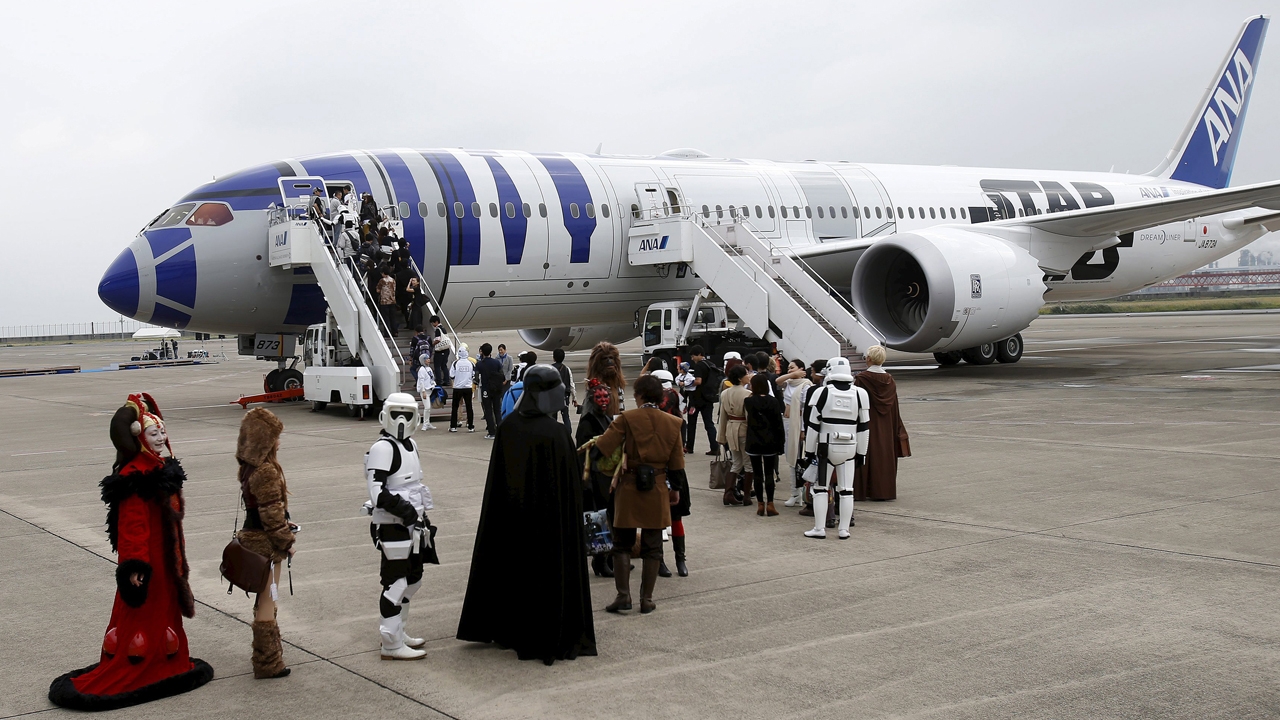 ประมวลภาพ ANA พาแฟนสตาร์วอร์สขึ้นเครื่อง R2-D2 ANA JET เที่ยวบินพิเศษ