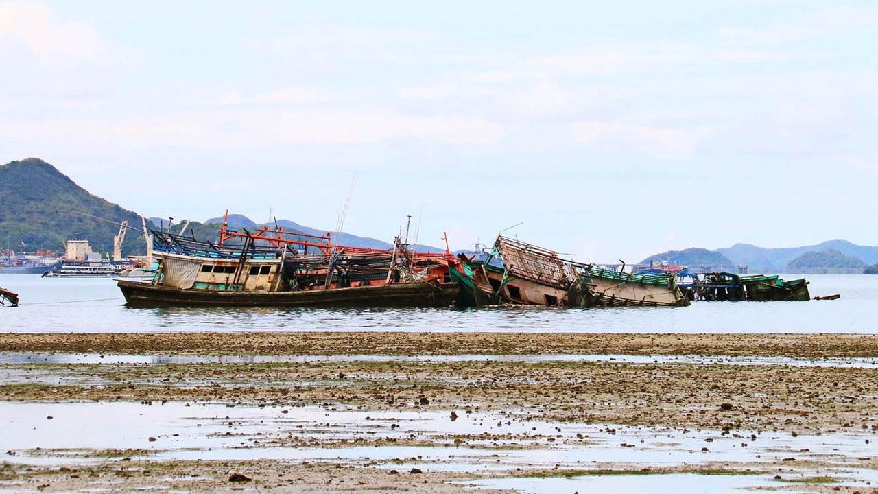 แตกตื่น! ฝนตกน้ำทะเลอ่าวสัตหีบแห้งเหือด สุสานเรือบ้านปลาโผล่ 