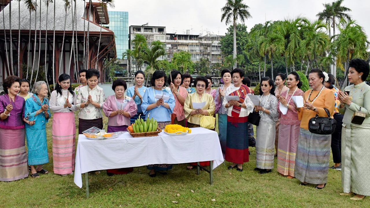 สภาสตรีฯสืบสานประเพณี "รดน้ำขอพรผู้อาวุโส"