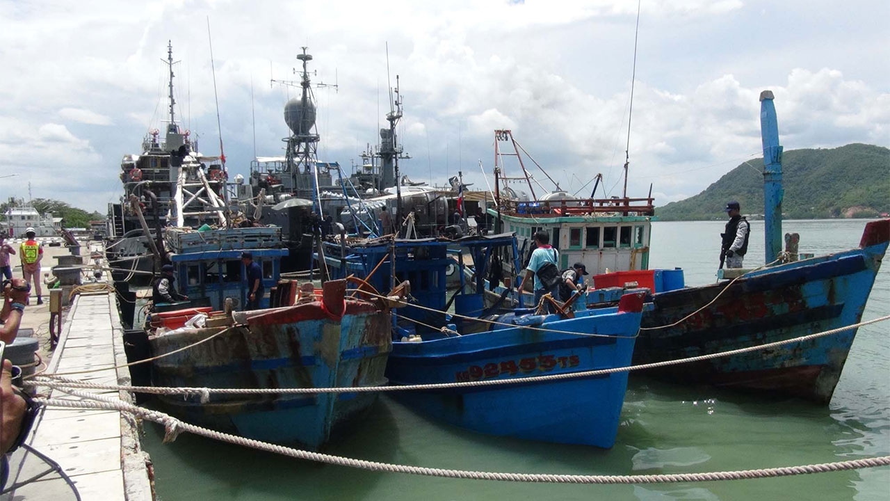 ทัพเรือภาค 2 จับเรือประมงเวียดนาม 3 ลำ รุกน่านน้ำไทย ลอบจับปลิงทะเล