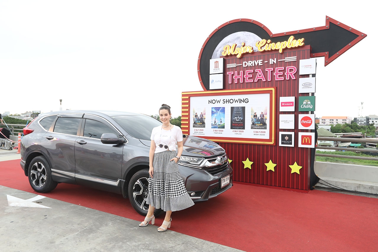 อลิตา แบล็ทเลอร์ พร้อมรถคันโปรดกับบรรยากาศ Drive-In ลอยฟ้า