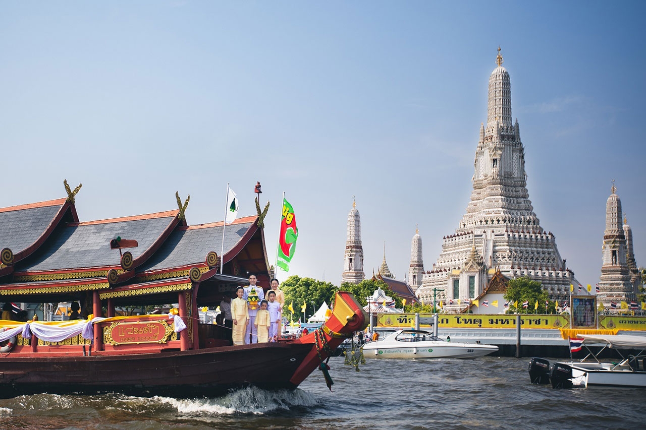 บรรยากาศการเคลื่อนขบวนอัญเชิญพระกฐินพระราชทาน จากท่าเรือสี่พระยา ไปยังวัดระฆังโฆสิตารามวรมหาวิหาร กรุงเทพมหานคร เมื่อวันที่ 9 พ.ย.2562