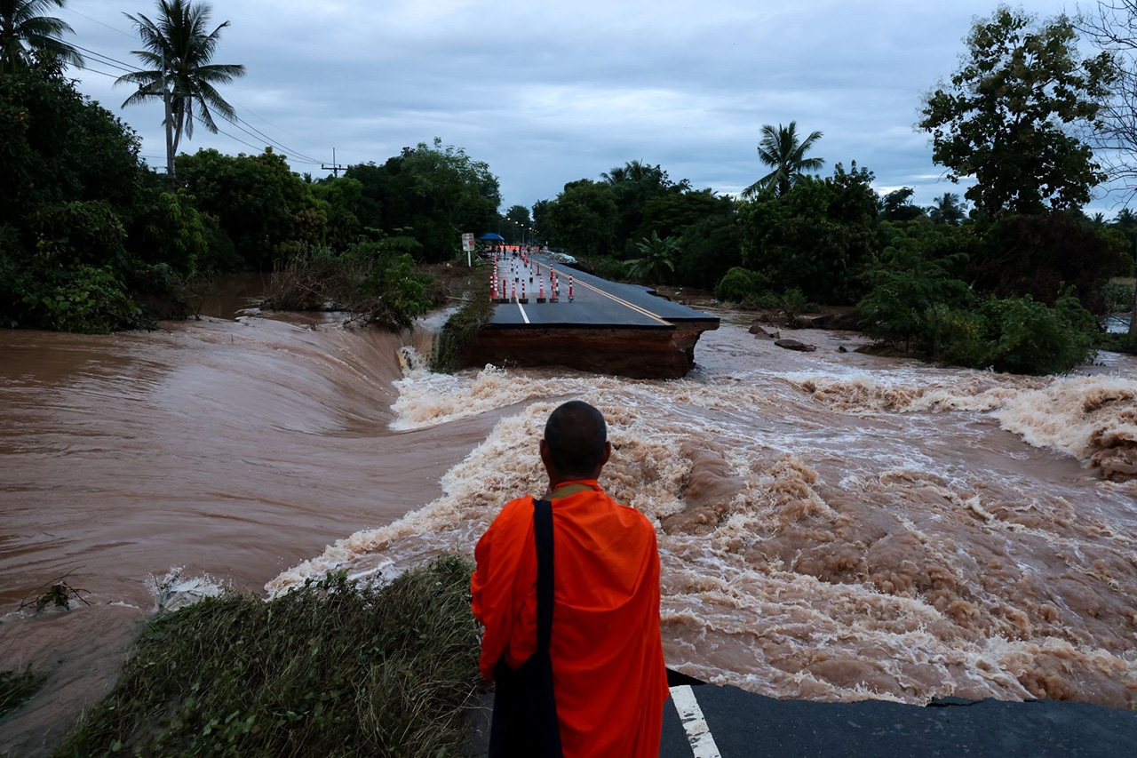 ถนนทางหลวงหมายเลข 1195 ช่วง ต.วังทอง อำเภอศรีสำโรง จังหวัดสุโขทัย ได้รับความเสียหายถูกตัดขาดหลังจากกระแสน้ำเอ่อล้นจากแม่น้ำยมกัดเซาะถนน ส่งผลให้ประชาชนโดยรอบได้รับความเดือดร้อน พระสงฆ์ไม่สามารถบิณฑบาตได้ รวมถึงเด็กนักเรียนที่ต้องเดินทางอ้อมเป็นระยะไกลเพื่อไปโรงเรียน