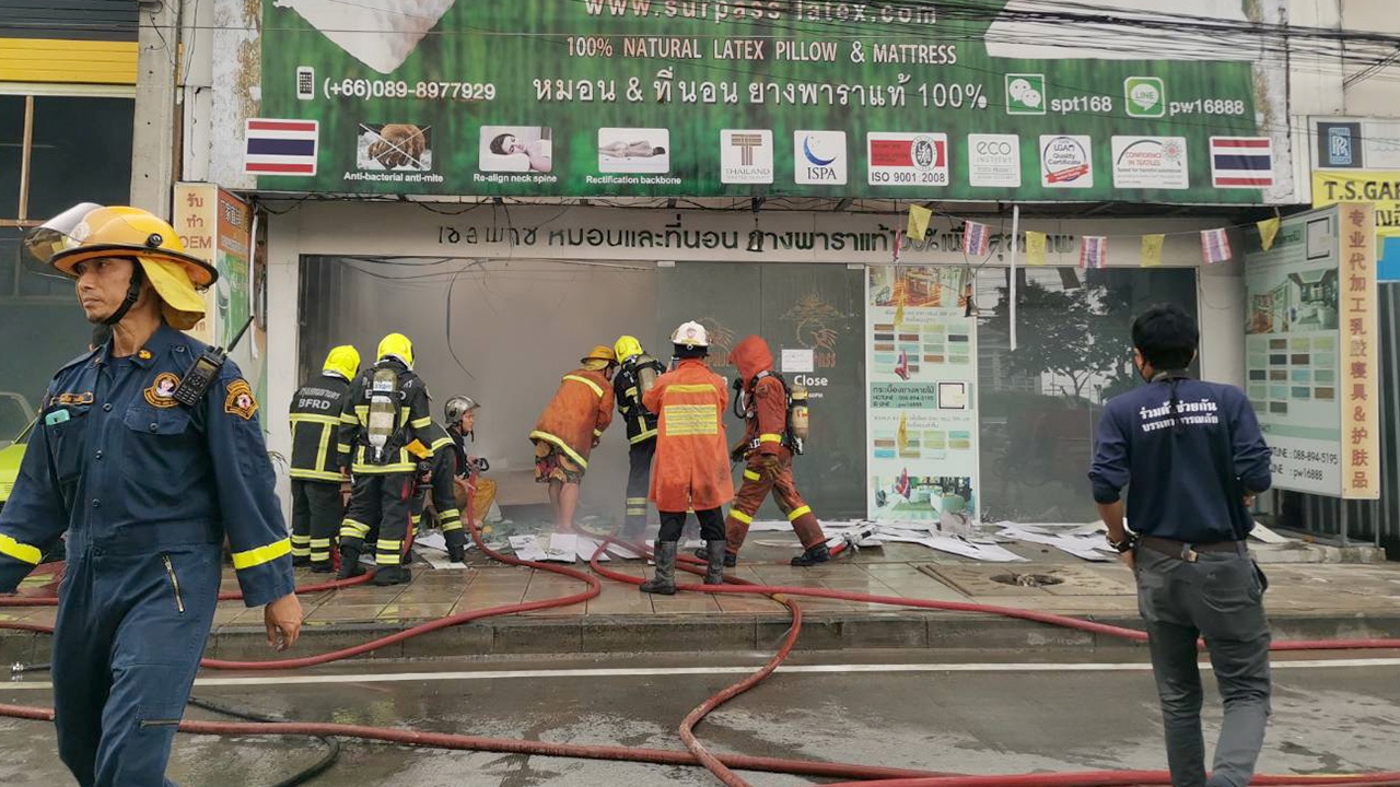 ไฟไหม้ร้านขายที่นอนยางพารา ย่านถนนผังเมืองวอดทั้งร้าน ไร้คนเจ็บ-ตาย