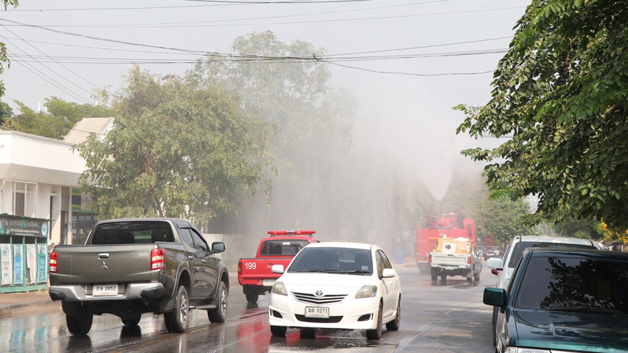 เทศบาลเมืองอ่างทอง ฉีดพ่นน้ำเพิ่มความชุ่มชื้น ลดฝุ่นละออง PM 2.5 