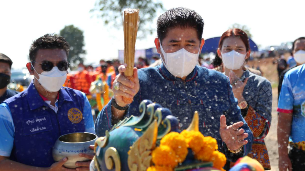 “ธรรมนัส” มอบเรือพายนกยูง 12 ฝีพาย 7 ลำ สืบสานเชื่อมความสัมพันธ์คนพะเยา