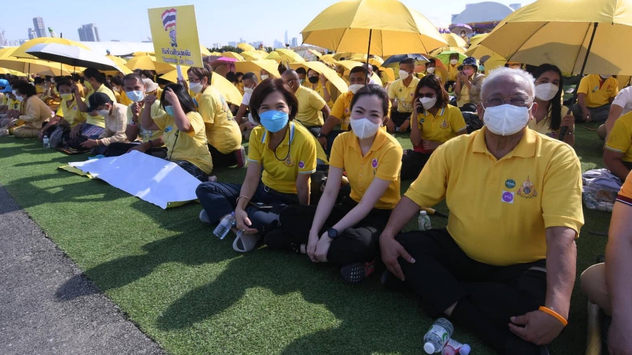 สุเทพ เทือกสุบรรณ ใส่เสื้อเหลือง ปักหลักรอเฝ้าฯ รับเสด็จ "ในหลวง-ราชินี"