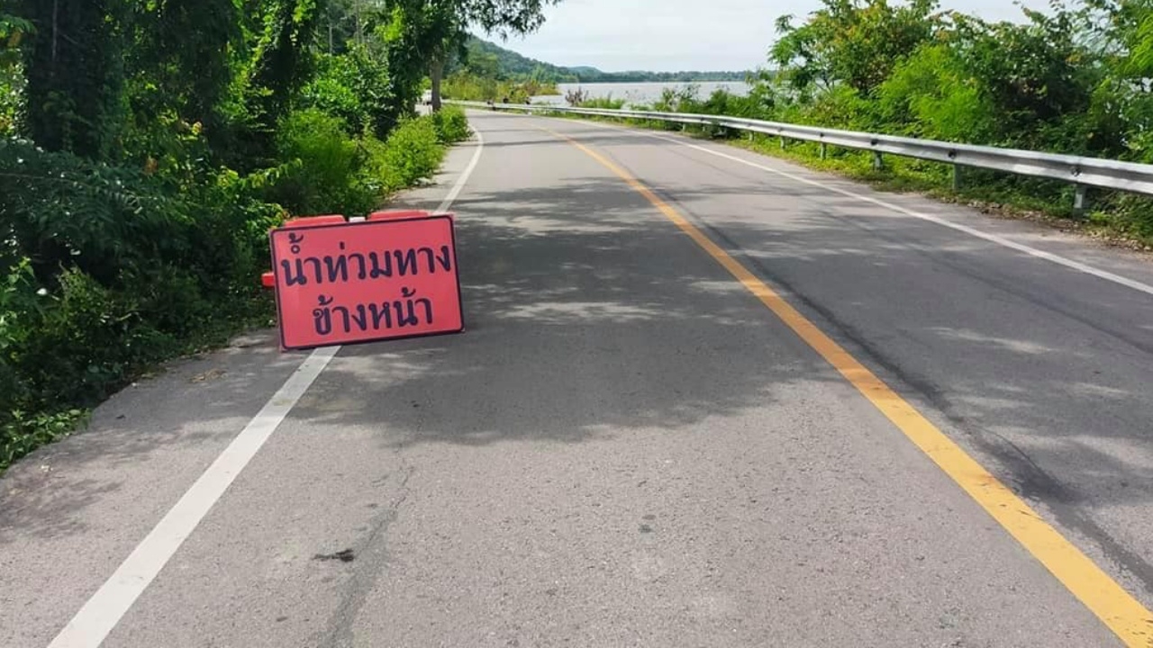 กรมทางหลวง อัปเดตถนนถูกน้ำท่วม 12 จังหวัด ยังสัญจรผ่านไม่ได้ 19 เส้นทาง