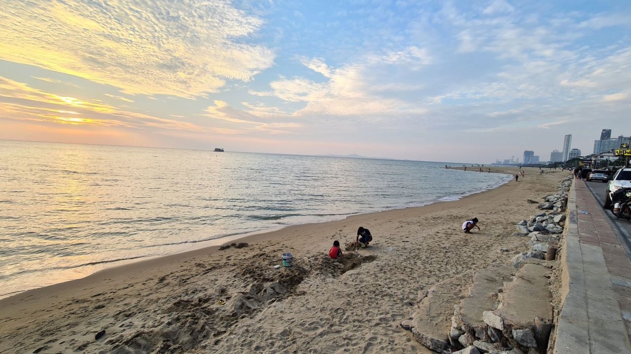 ร้องชายหาดนาจอมเทียนเริ่มโทรม ขยะเกลื่อน ของขวางทางเท้า ทำลายทัศนียภาพ