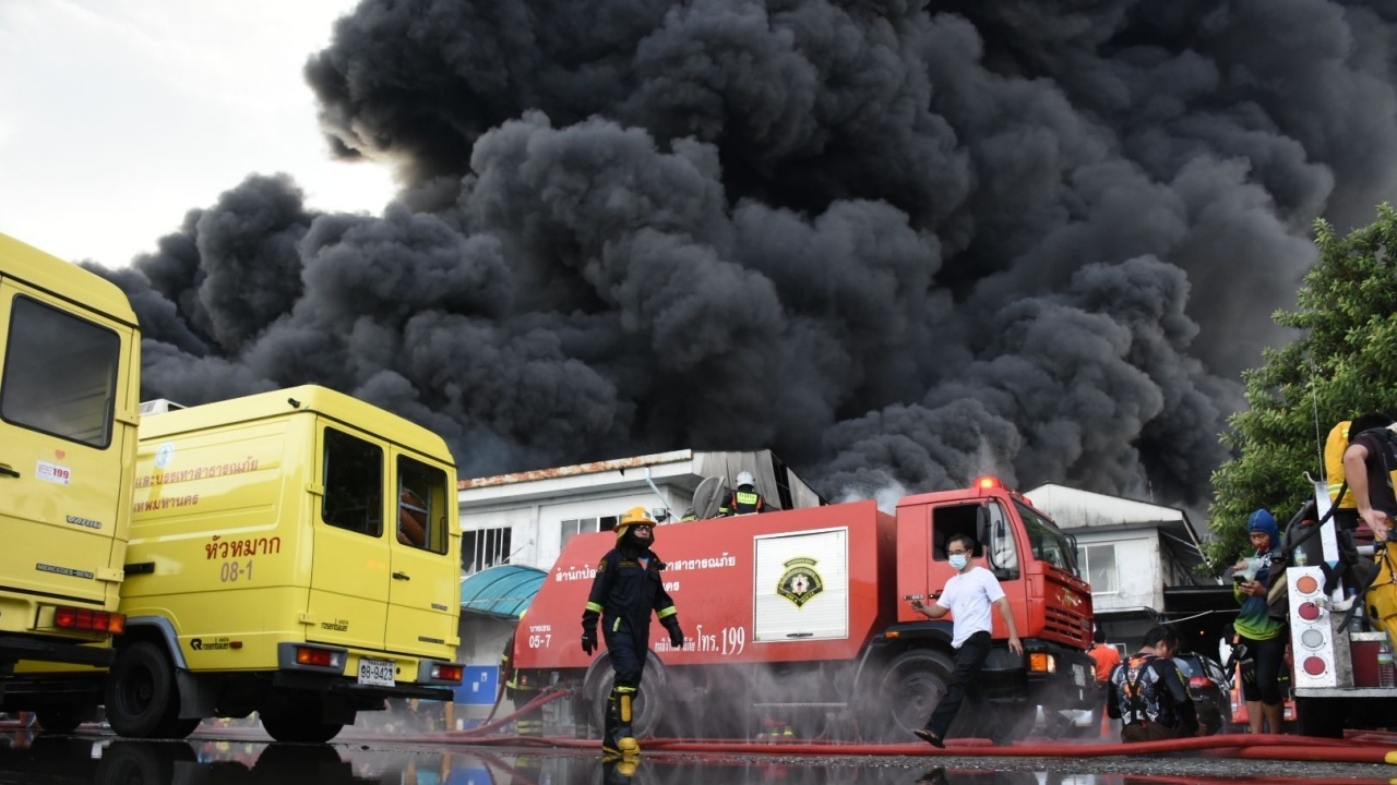 เกือบ 3 ชม. ไฟไหม้โรงงานย่านสุขาภิบาล 5 คุมเพลิงไม่ให้ลามได้แล้ว