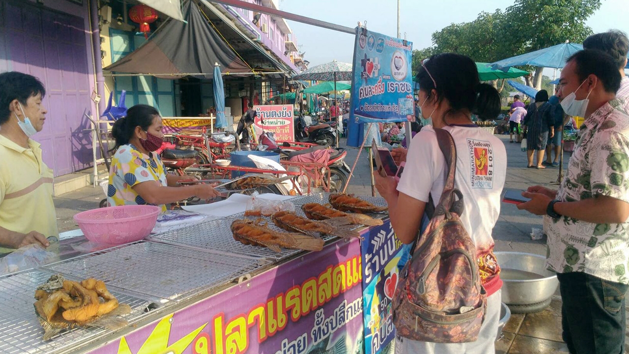 เราชนะและคนละครึ่ง พาตลาดที่อุทัยธานีคึกคัก ร้านปลาแรดทอดยอดขายพุ่ง