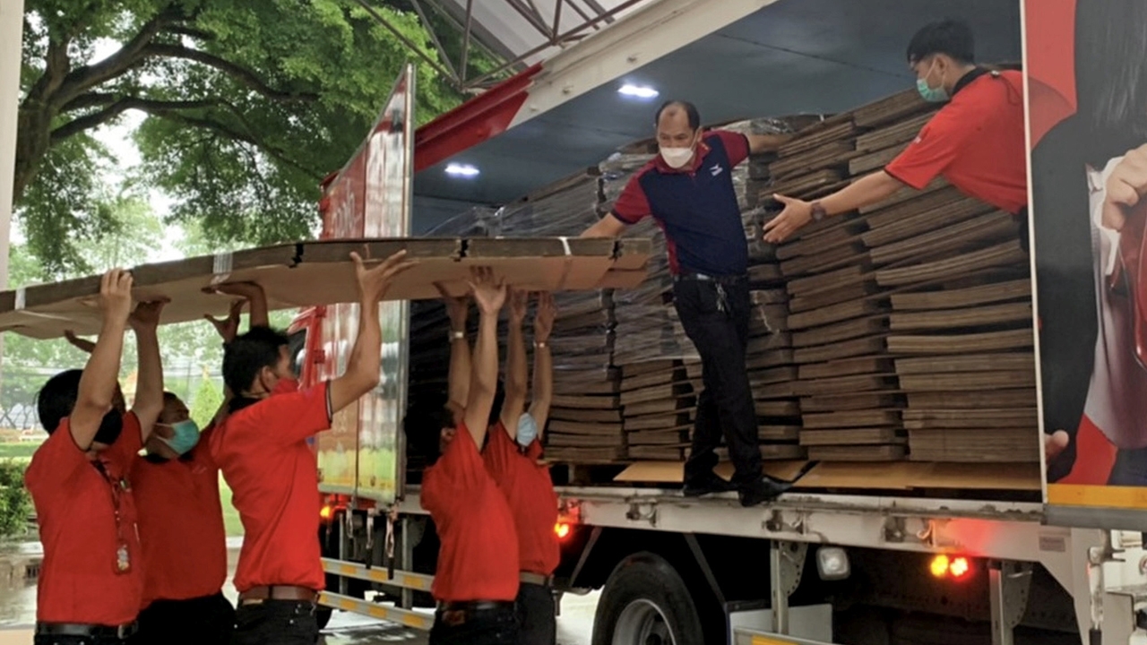 สร้างกุศลไม่หยุด "พงศ์สิริ เตชะวิบูลย์" มอบเตียงกระดาษอีก 1,000 ชุดให้ รพ.สนาม