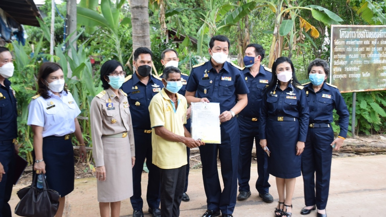 "ยุทธนา" ลุยกาฬสินธุ์ มอบสัญญาเช่าที่ดินราชพัสดุ หวังลดเหลื่อมล้ำสังคม