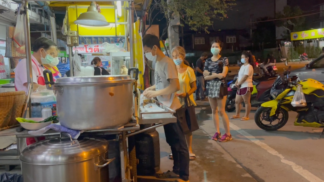 สตรีทฟู้ดเชียงใหม่ เริ่มงดนั่งทานในร้าน ไม่รอจังหวัดสั่งหลังโควิดระบาดไม่หยุด