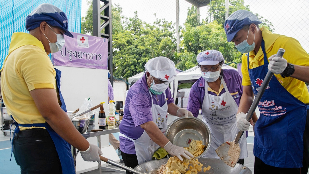 ครัวพระราชทาน ส่งมอบอาหารปรุงสุกแก่ประชาชนที่ได้รับผลกระทบโควิด-19