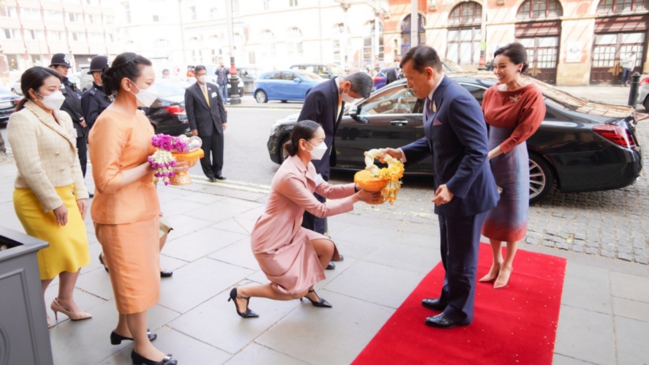 ในหลวง พระราชินี เสด็จฯ ถึงอังกฤษ ทรงร่วมพระราชพิธีบรมราชาภิเษกกษัตริย์ชาร์ลส์ที่ 3