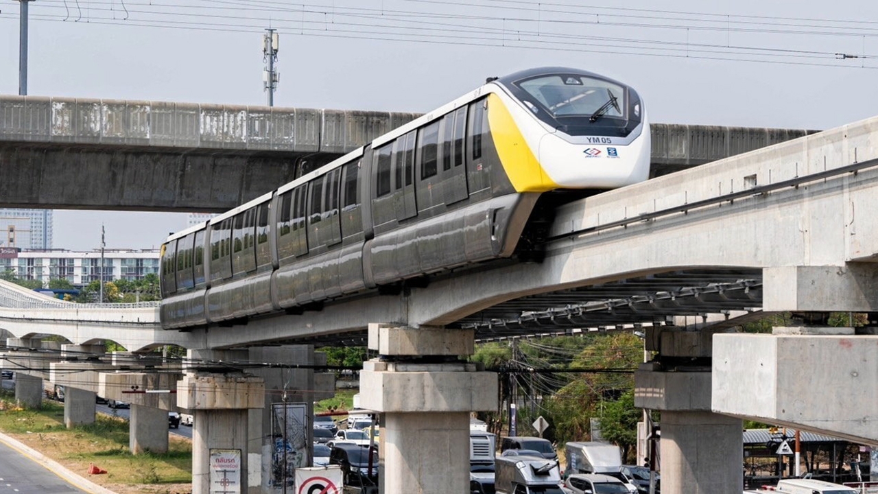 คนไทยเห่อรถไฟฟ้าสีเหลือง เปิดทดลองใช้ฟรี 7 วัน 13 สถานี