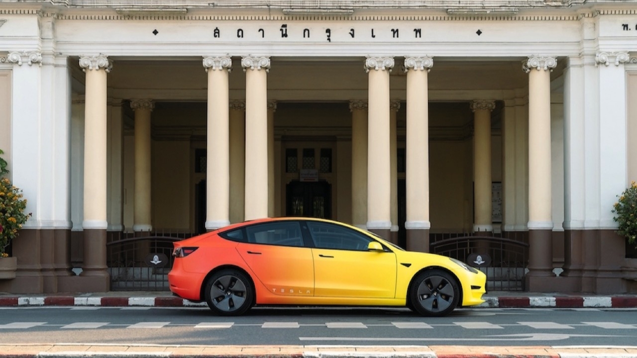 TESLA MODEL 3 สีรุ้ง รถยนต์ไฟฟ้าพาเพลิน! 