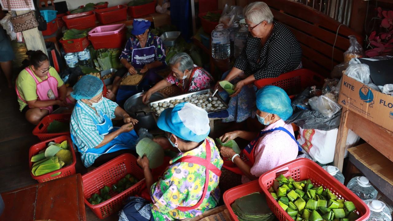 ตรุษจีนแม่ค้านครชุมมือเป็นระวิง ยอดสั่งของไหว้ ขนมเทียน-ขนมเข่งทะลุ 2 ตัน