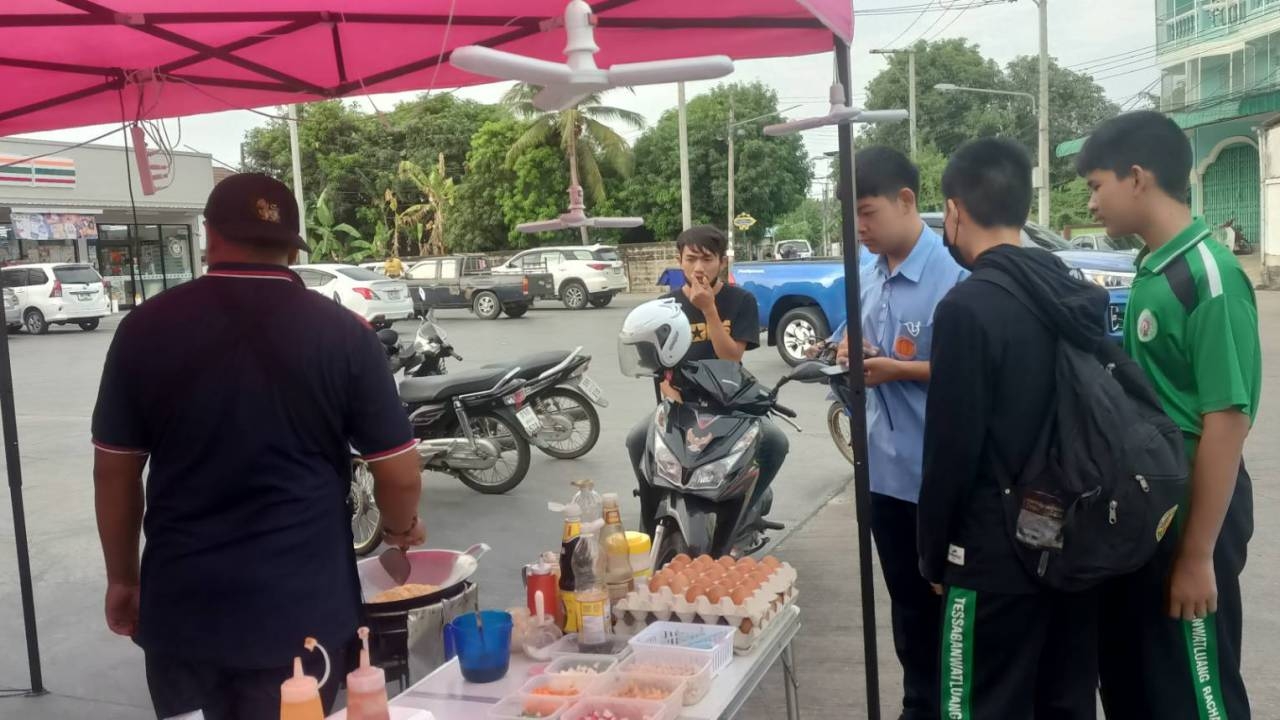 ข้าวไข่เจียวบุฟเฟต์อุทัยธานี ตรึงราคาเดิมแม้ไข่ไก่แพงขึ้น ยังอยากให้ นร.ได้กิน