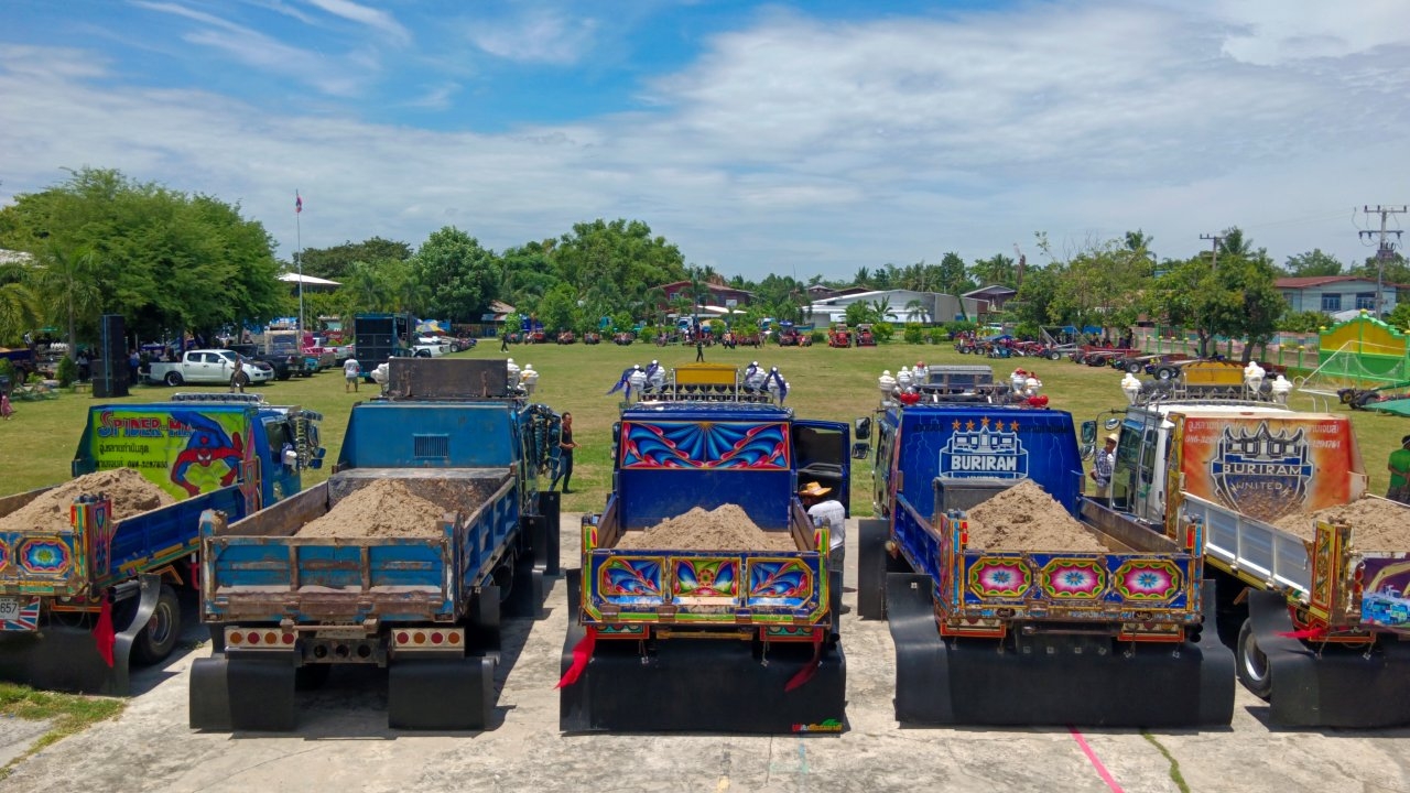 คาราวานรถอีแต๋นรถไถสายบุญนับร้อย ขนอุปกรณ์ก่อสร้าง ปรับปรุง ร.ร.ที่ศรีสะเกษ