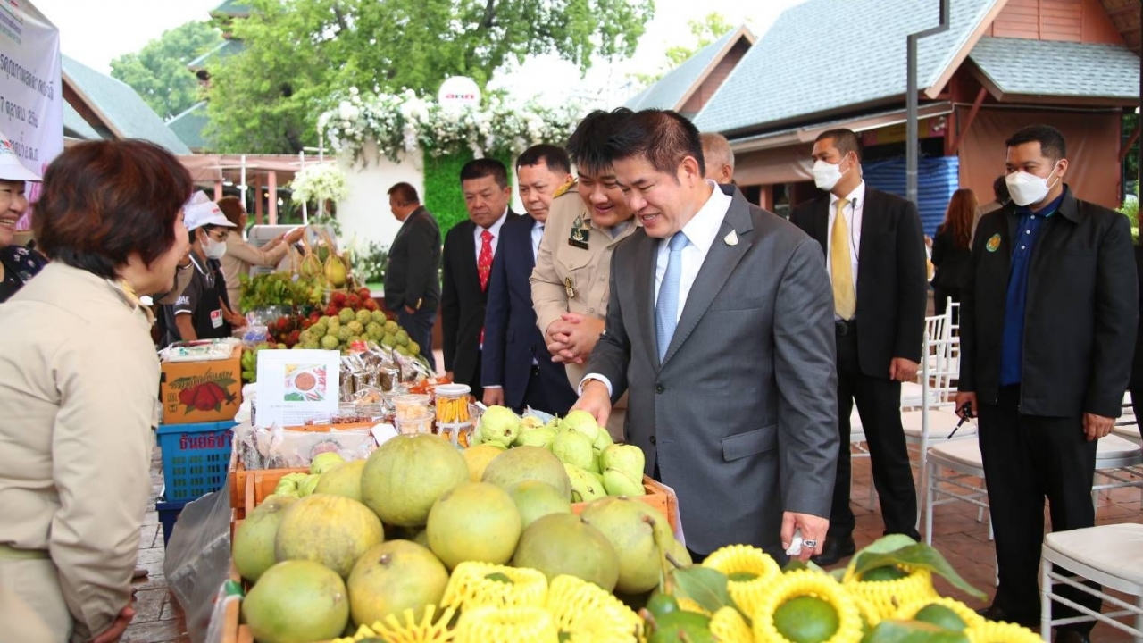 เปิดงานสินค้าเกษตรคุณภาพ ลดค่าครองชีพ โดย อ.ต.ก. มุ่งเชื่อมโยงผลผลิตกับผู้บริโภค