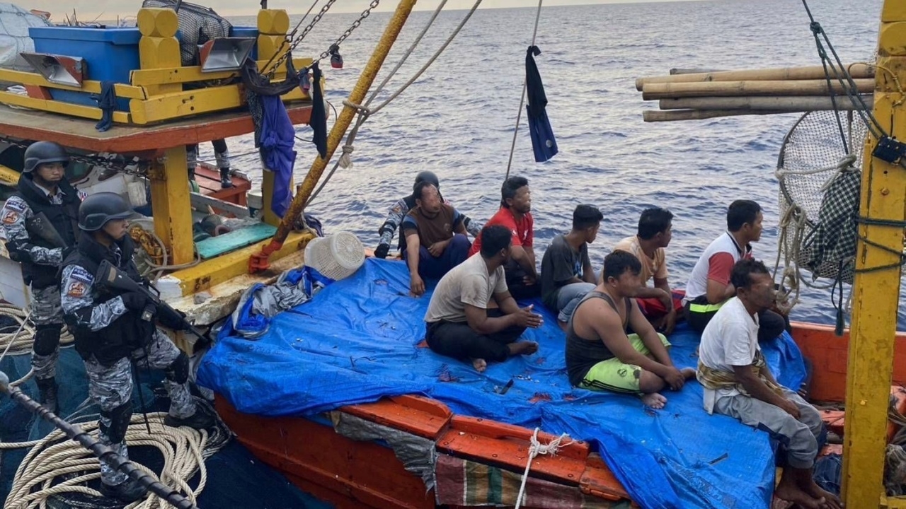 ทร.-ศรชล. จับเรือประมงอินโดฯ 3 ลำ 40 ลูกเรือ ลอบทำประมงในน่านน้ำไทย