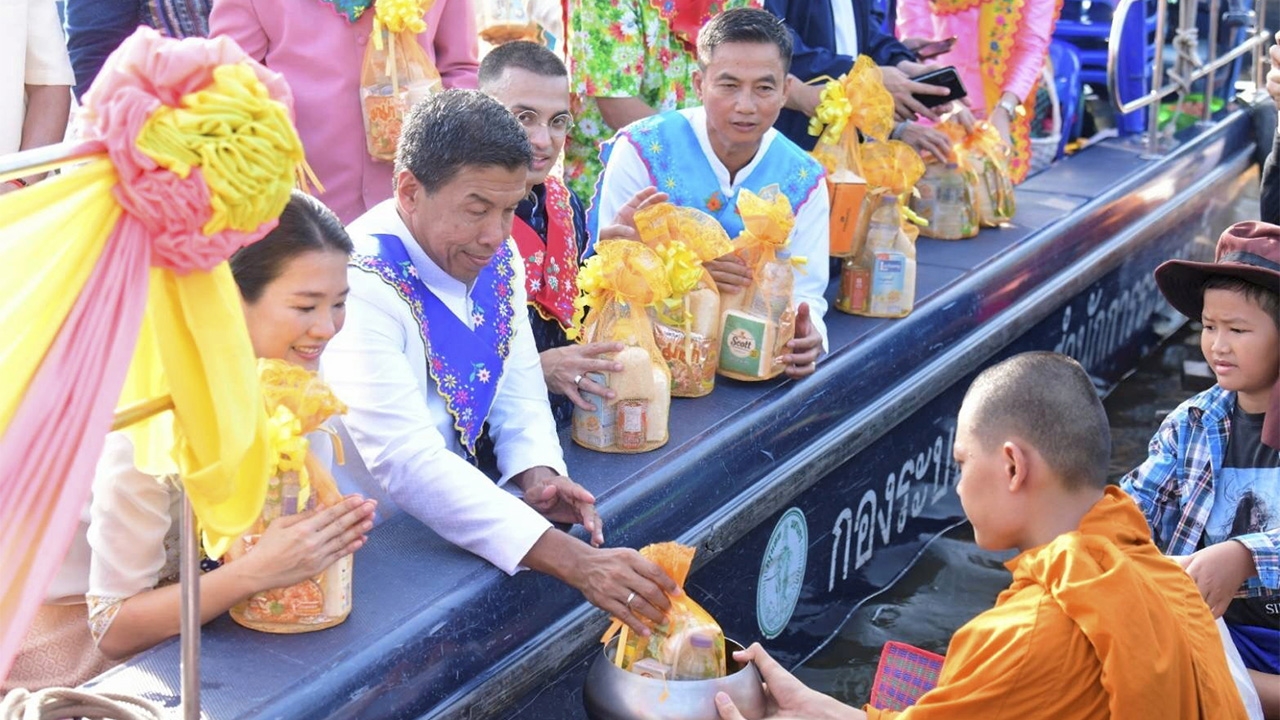 ประเพณีตักบาตรพระร้อยทางเรือ ส่งเสริมการท่องเที่ยวลาดกระบัง