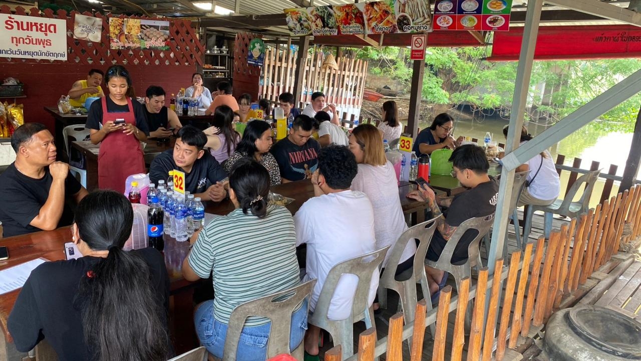 แฟนคลับแห่ลองกินก๋วยเตี๋ยวเรือเจ้าดัง หลังออกรายการสรยุทธฯ ทำให้ "แบมแบม" ลองทาน