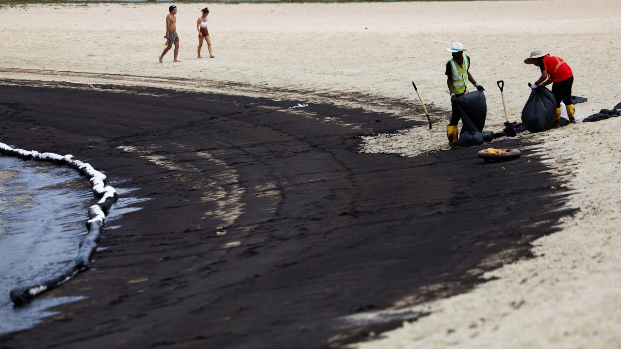 ชาวสิงคโปร์ไม่ทนดมกลิ่นน้ำมันเปรอะชายหาดเซนโตซา