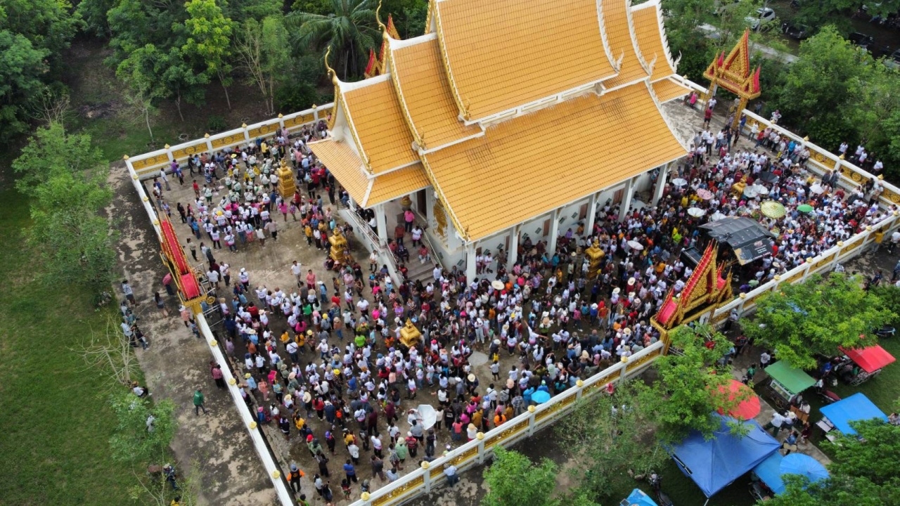 งานบวชลูกชาย นายก อบต. โปรยทานเกือบ 3 แสน คอหวยแห่ส่อง "เลขเด็ด" ทะเบียนรถ