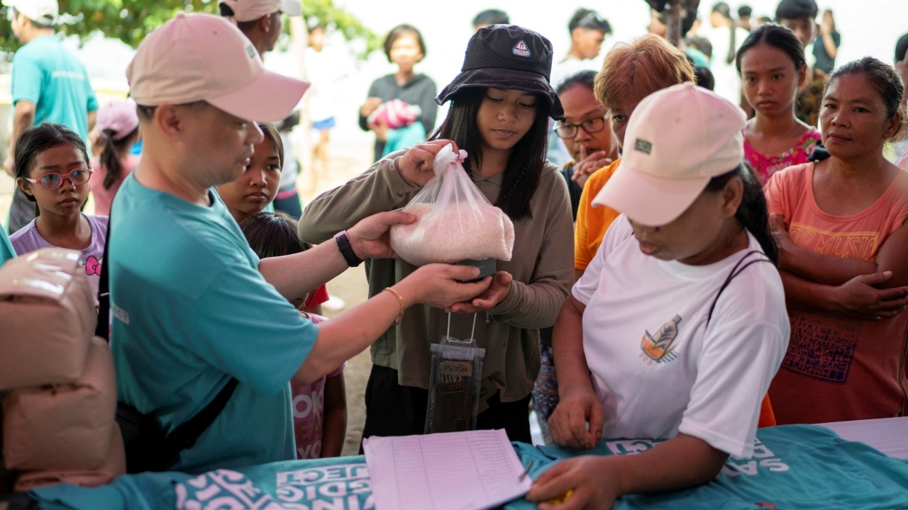 ฟิลิปปินส์ริเริ่มโครงการเก็บขยะชายหาดแลกข้าวสาร