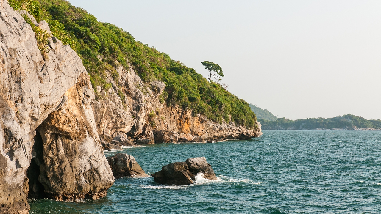 คุ้มครอง "หมู่เกาะสีชัง-เกาะสาหร่าย" ห้ามทำให้เกิดมลพิษ ปลูกสิ่งก่อสร้าง