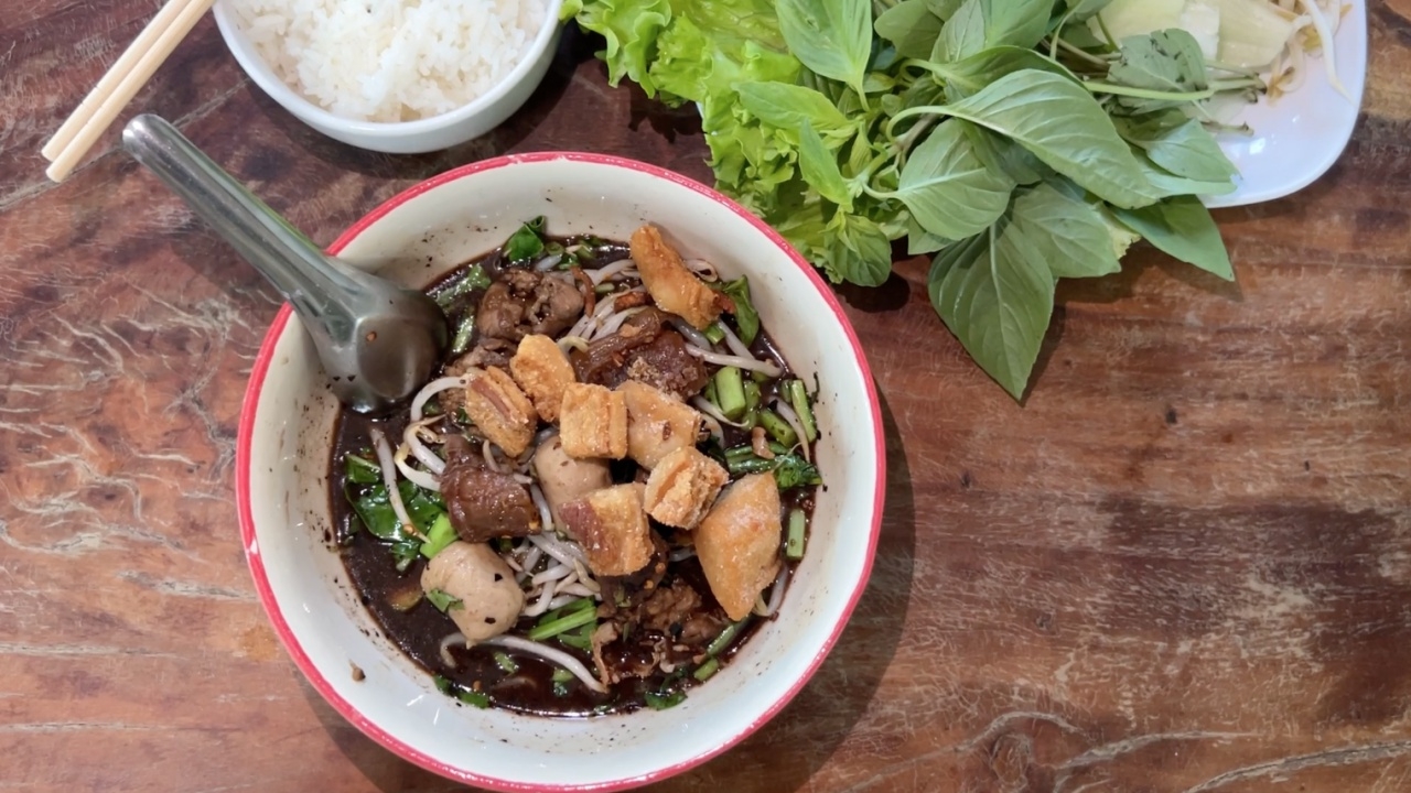 ก๋วยเตี๋ยวเรือคมแฝก ร้านเด็ดร้อยเอ็ดบุฟเฟต์ผักปลอดสารพิษ อร่อยต้องมาลอง