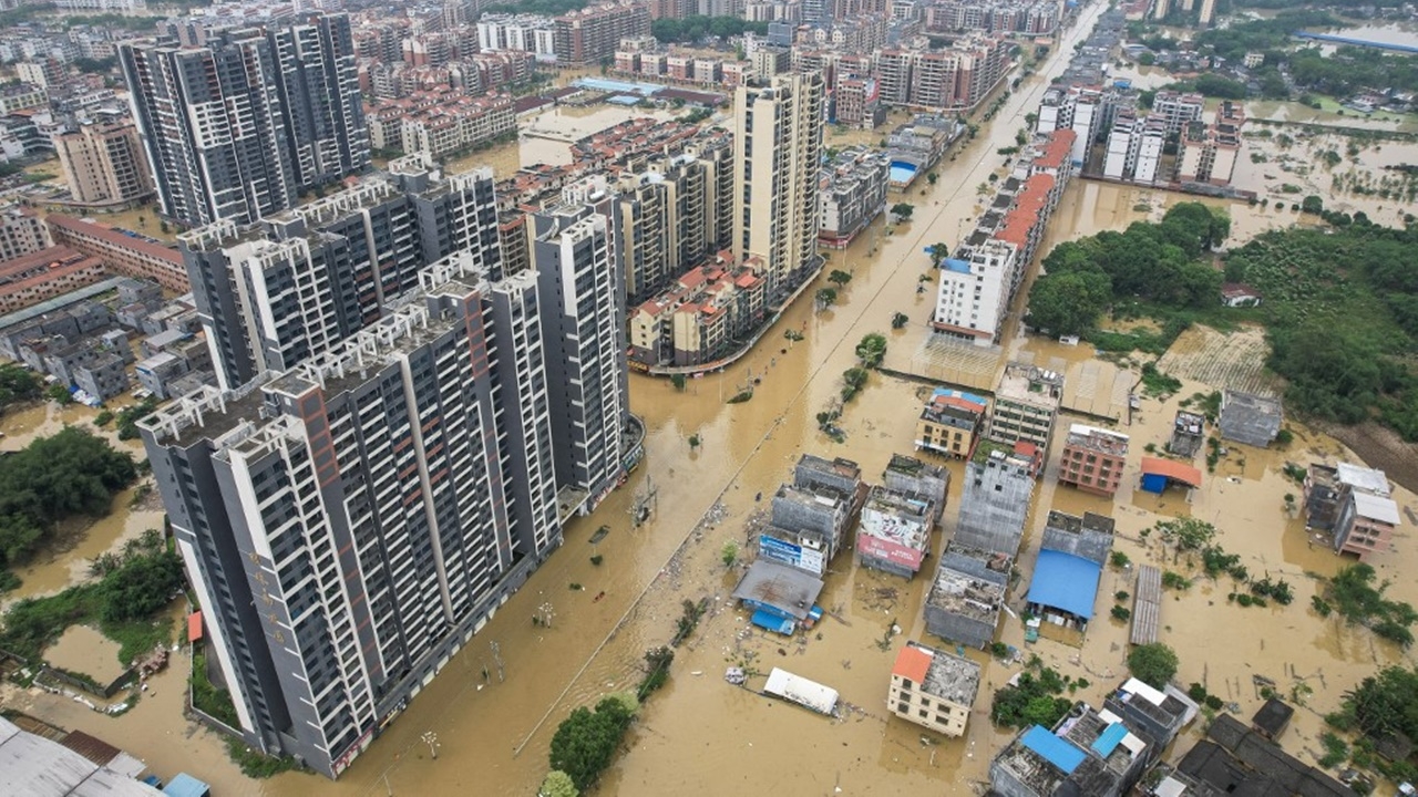 ฝนถล่มภาคใต้จีน กวางตุ้งน้ำท่วมทุบสถิติ คนอพยพนับแสน ดับแล้ว 4 ศพ