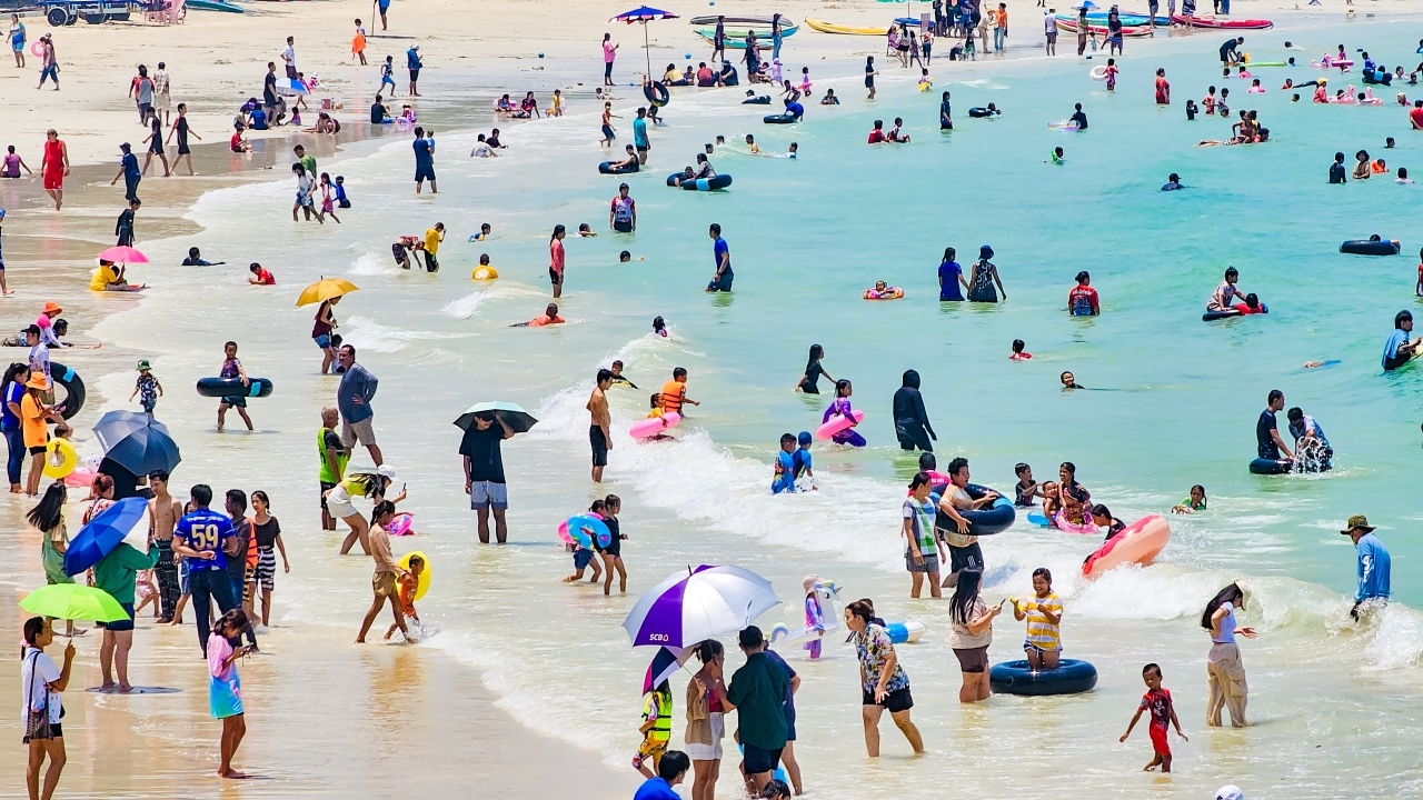 วันแรงงานผู้คนแห่เที่ยว หาดนางรำ-นางรอง แน่นขนัด หาดน้ำใส ติดป้าย "ชายหาดเต็ม"