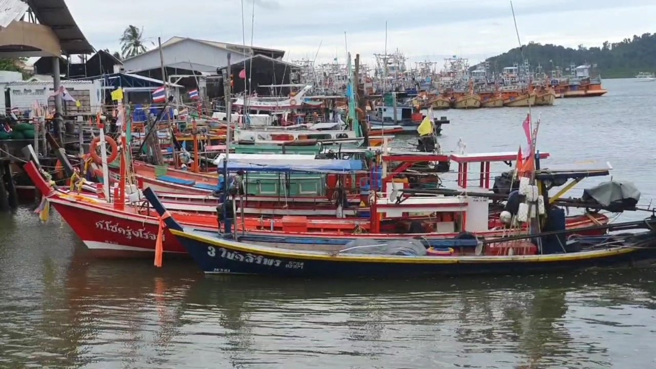 เรือประมงพื้นบ้านพังงาเร่งนำเรือเข้าฝั่ง ขณะที่อุตุฯ เตือนฝนตกหนักคลื่นแรง