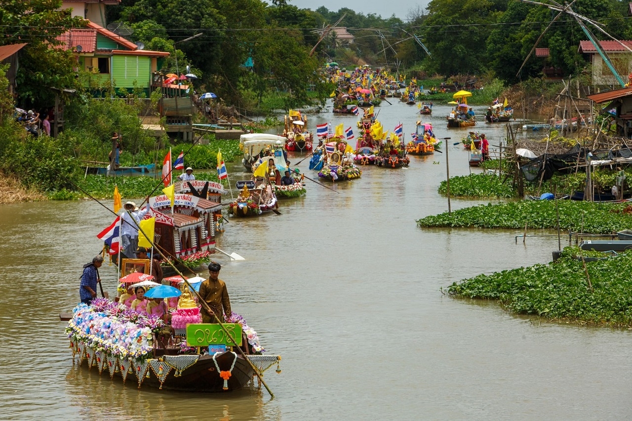 สืบสานประเพณีแห่เทียนพรรษาทางน้ำ คลองลาดชะโด อยุธยา รับวันเข้าพรรษา 2566