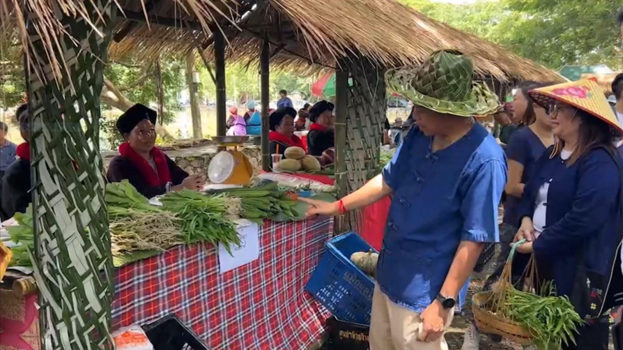 เยี่ยม “กาดต้มโป่ง ฮอมสุข” จากอดีตโป่งใหญ่สู่ตลาดพืชผักพื้นบ้านที่ อ.แม่จัน